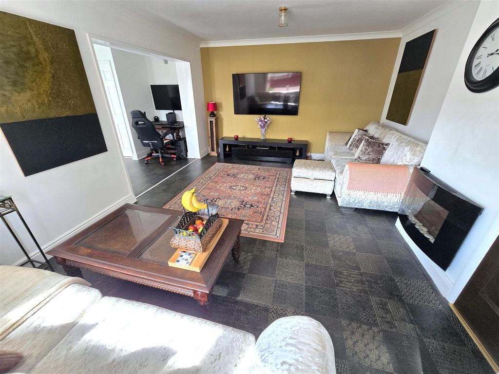 Property photo 2 of 16 Lounge