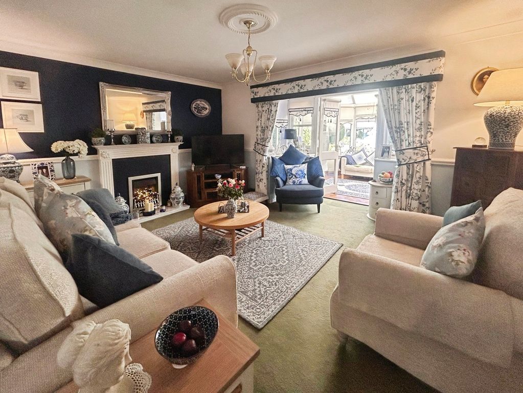 Property photo 2 of 17 Lounge