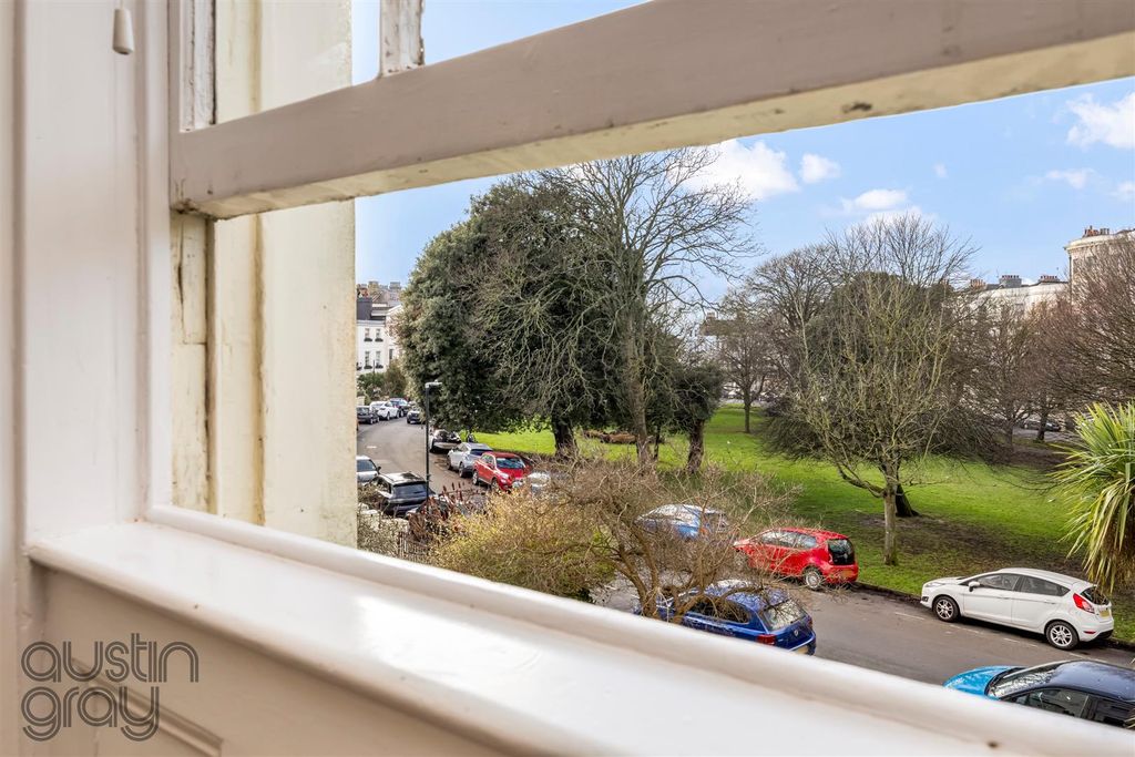 Property photo 3 of 15 Montpelier Crescent, 26 Fff-007.Jpg