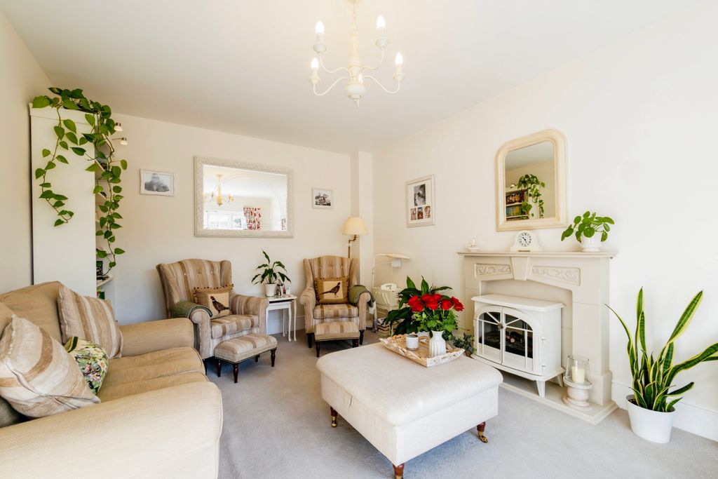 Property photo 2 of 16 Liivng Room