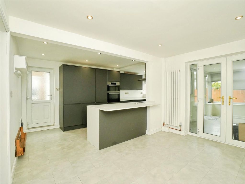Property photo 3 of 18 Dining Kitchen