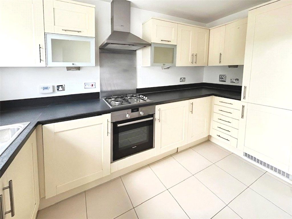 Property photo 3 of 10 Kitchen
