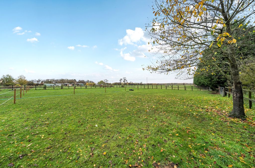 Property photo 2 of 27