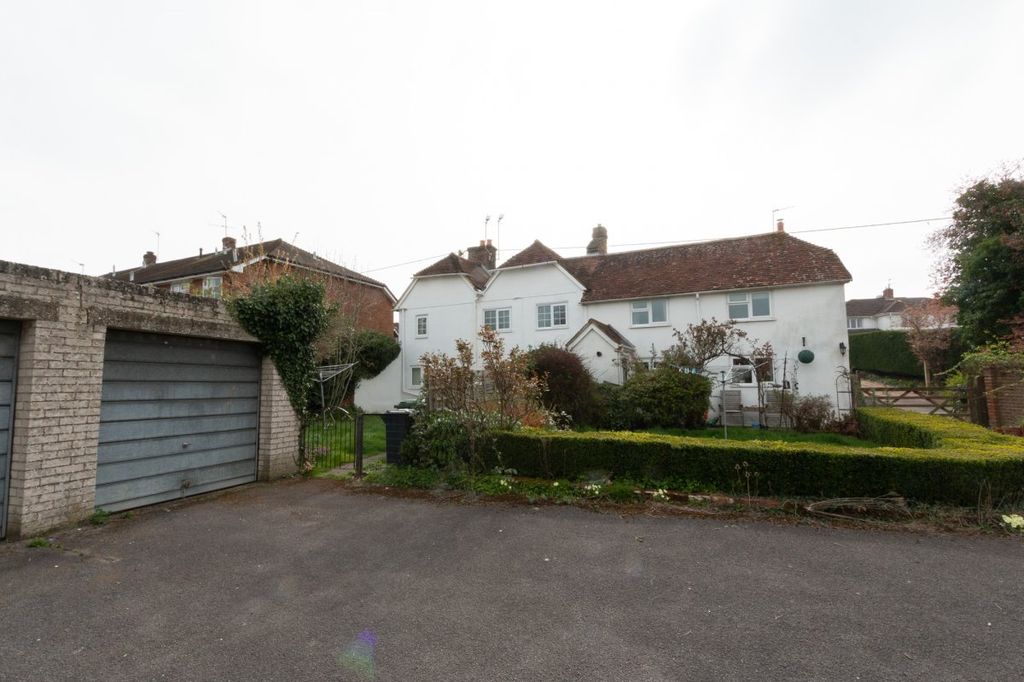 Property photo 1 of 15 Two Bedroom Unfurnished Maisonette With Small Shared Garden.
