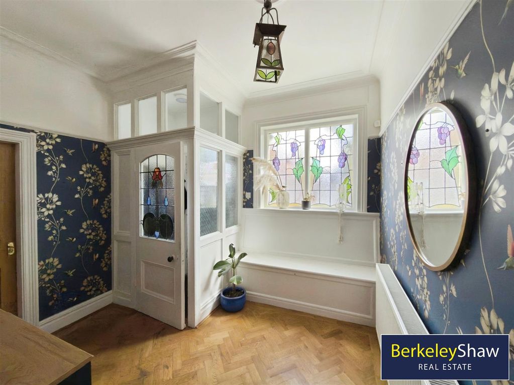 Property photo 3 of 27 Hall