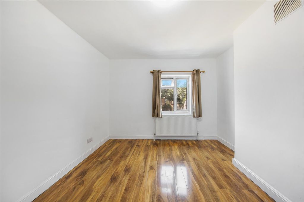 Property photo 3 of 15 867 Harrow Road - Qyectztcb70Fx6Ouotnu.Jpg
