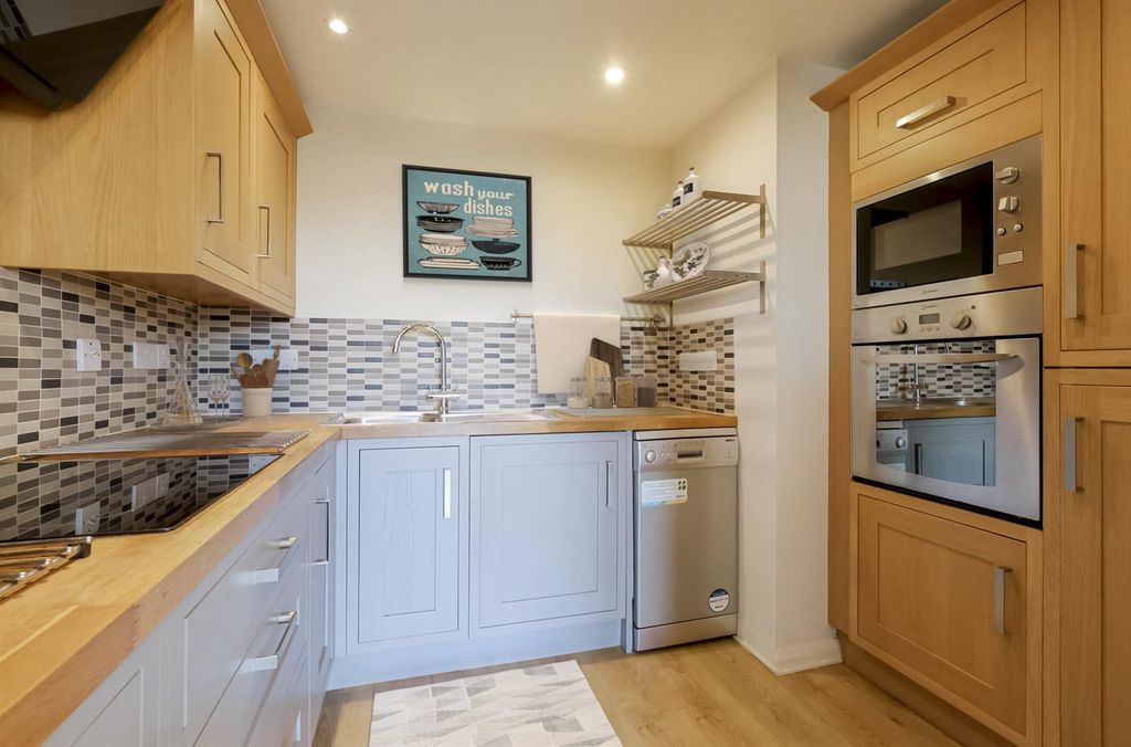 Property photo 3 of 12 Kitchen B.Jpeg