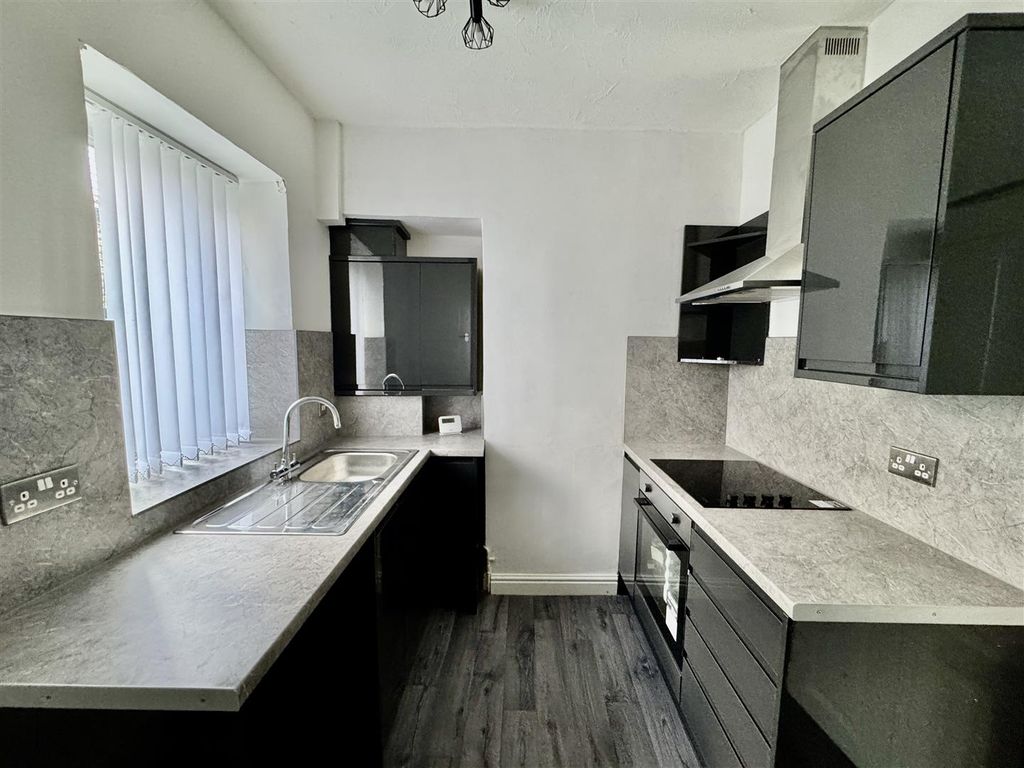 Property photo 3 of 7 Kitchen