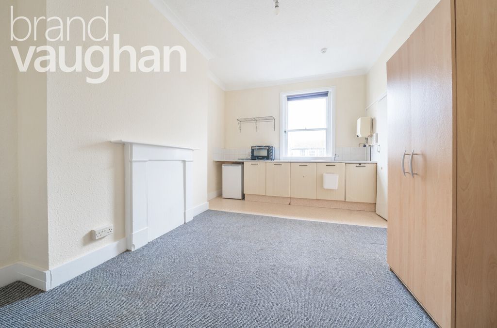 Property photo 2 of 7 Living Space