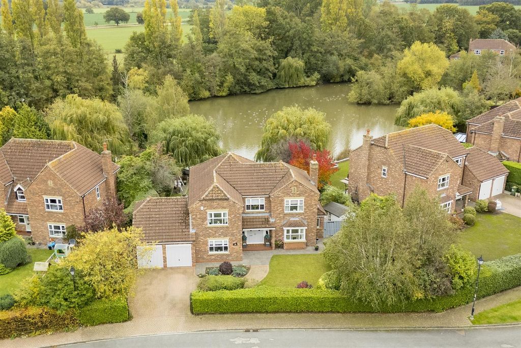 Property photo 1 of 48 30_Lakeside_Externals__29.Jpg