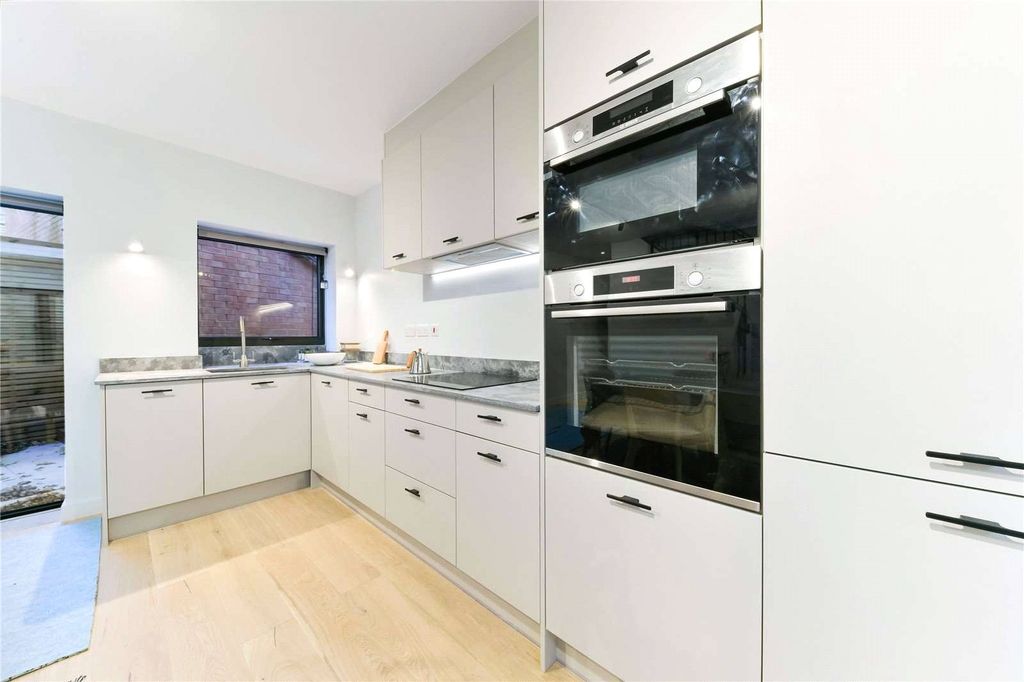 Property photo 1 of 10 Kitchen