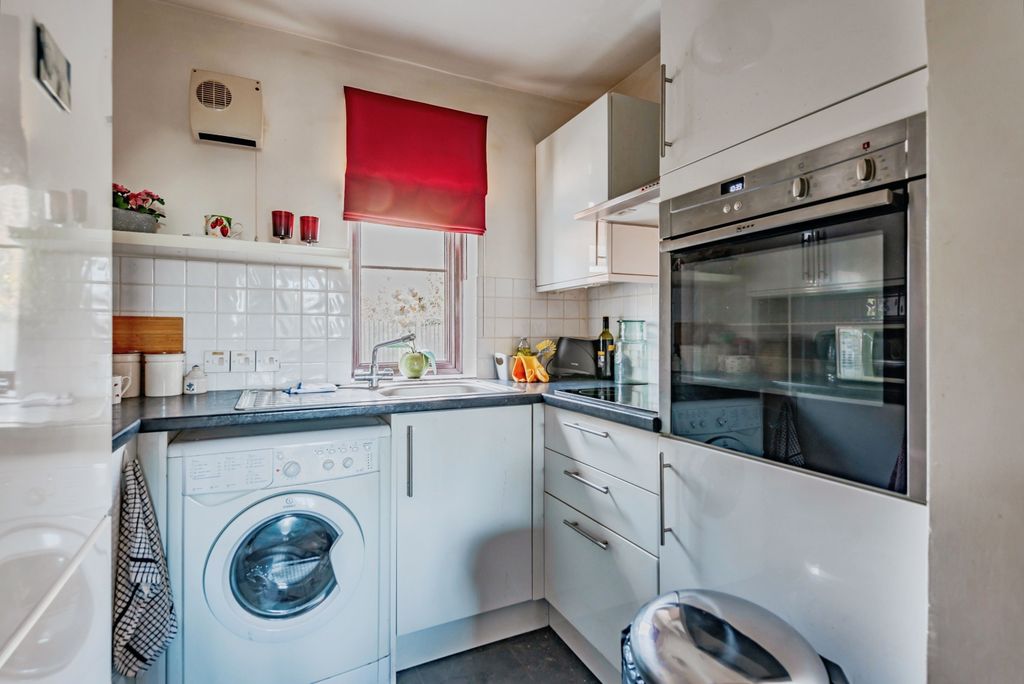Additional image 13 of 1 bed property for saleHigh Street, Lingfield RH7