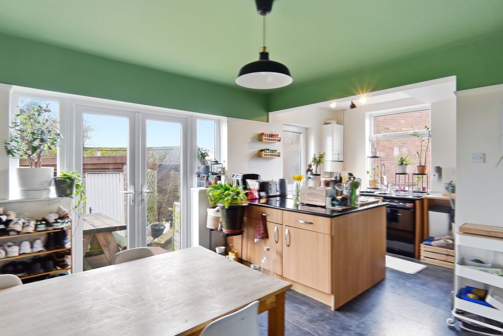 Property photo 2 of 23 Leedsandbradfordroad020