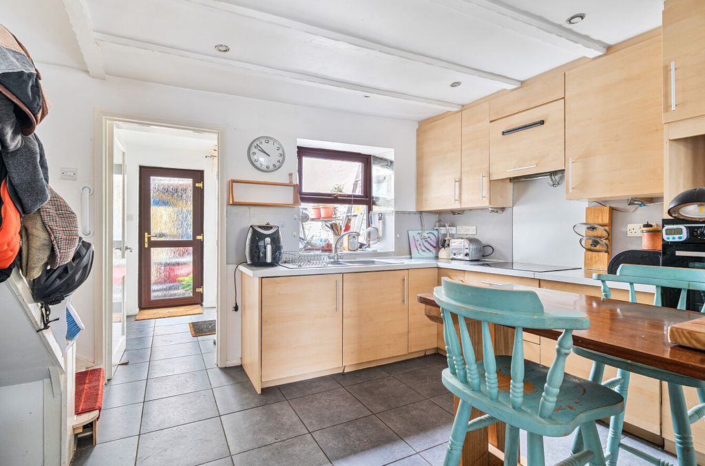 Property photo 2 of 16 1404694-14-698Daf...