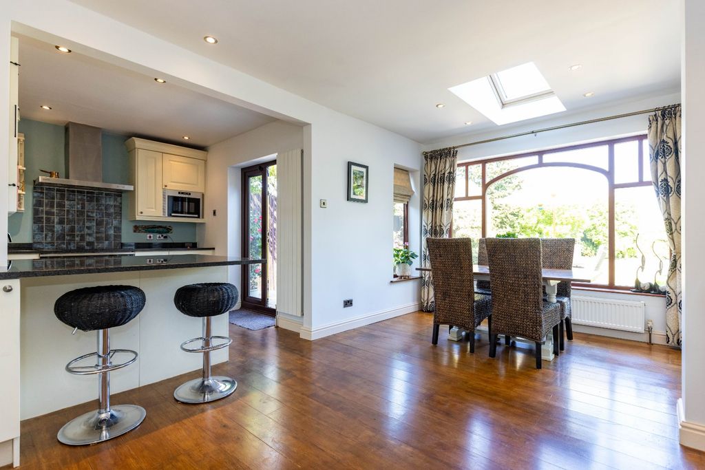 Property photo 3 of 30 Dining Kitchen