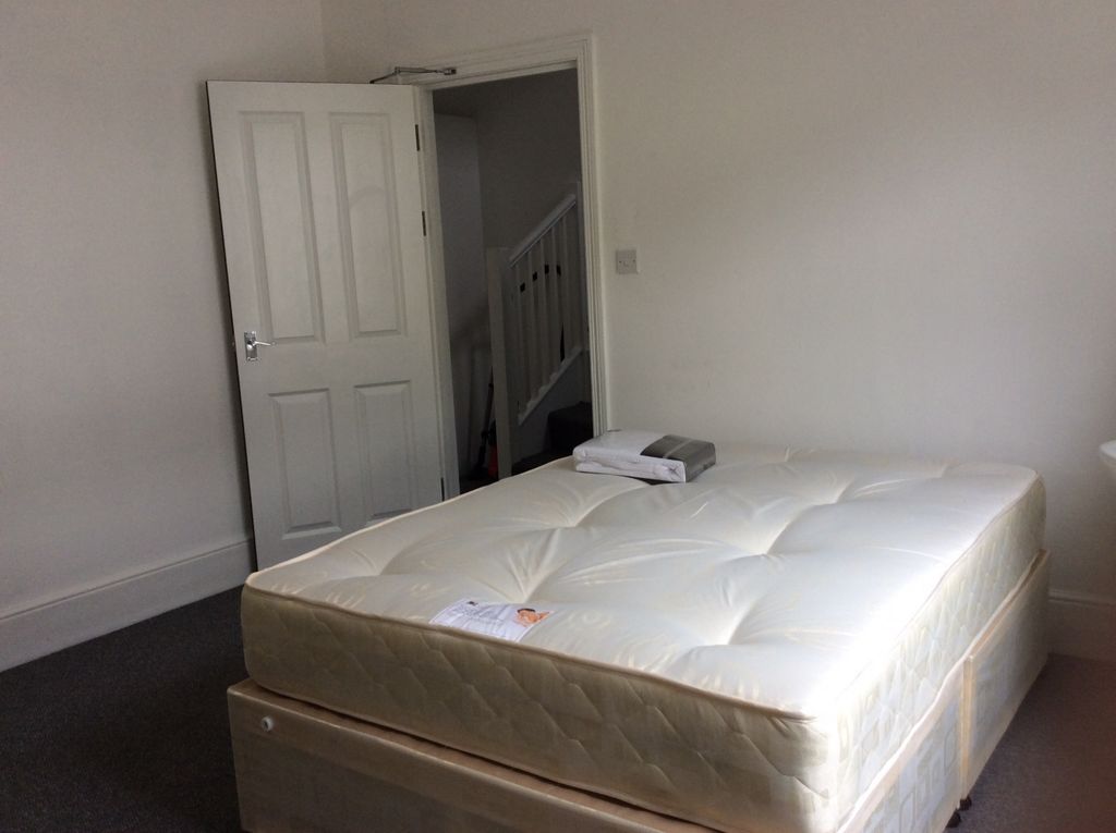 Property photo 2 of 11 A Spacious And Well-Maintained Master Bedroom Feat...