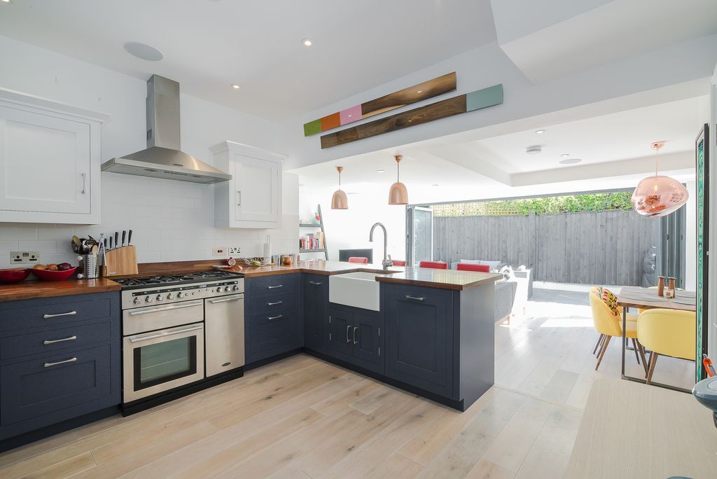 Property photo 2 of 8 Beautiful Open Plan Kitchen