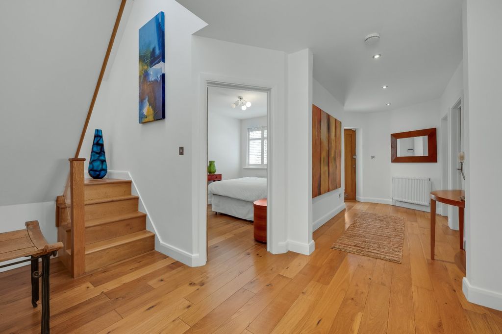 Property photo 3 of 17 Entrance Hall