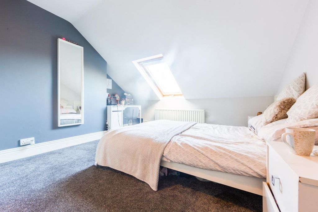 Property photo 1 of 6 19 Wolseley Garden-5.Jpg