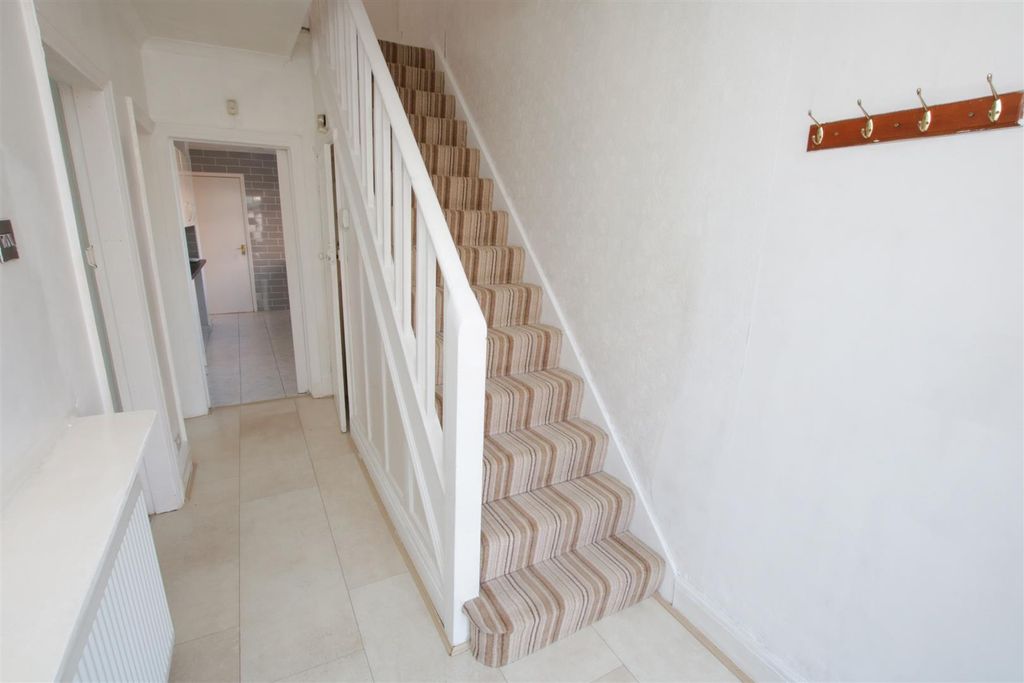 Property photo 3 of 11 Entrnace Hall