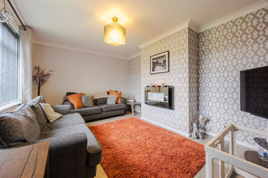 Property photo 3 of 16 Lounge