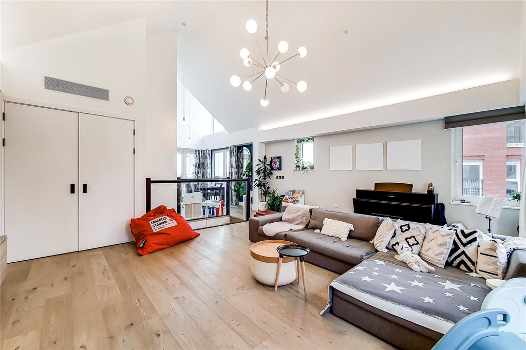 Property photo 2 of 18