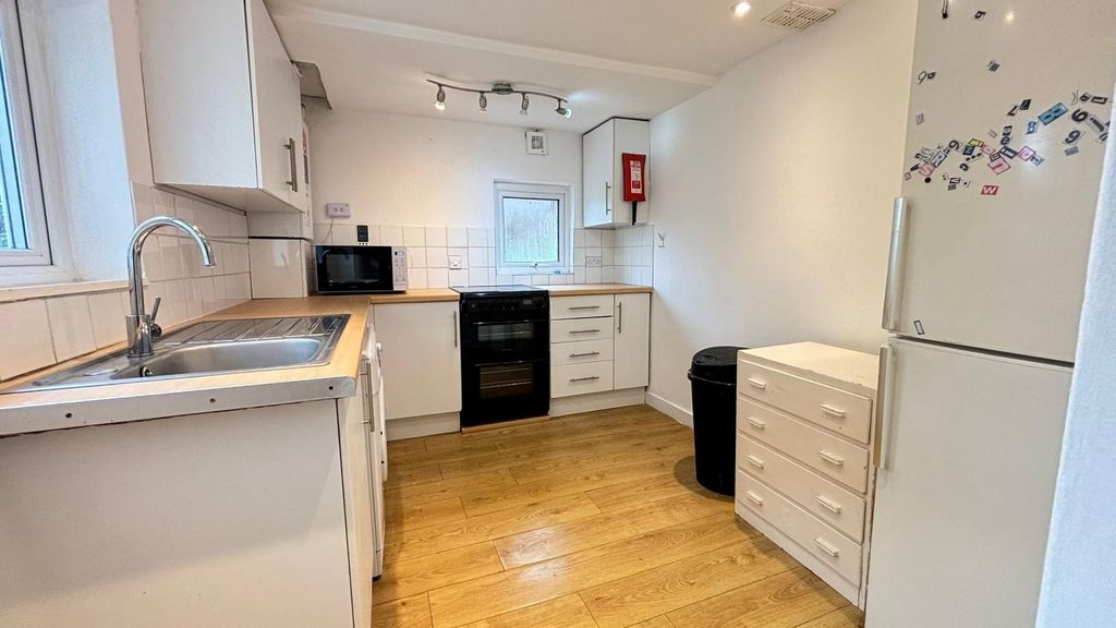 Property photo 2 of 8 Kicthen