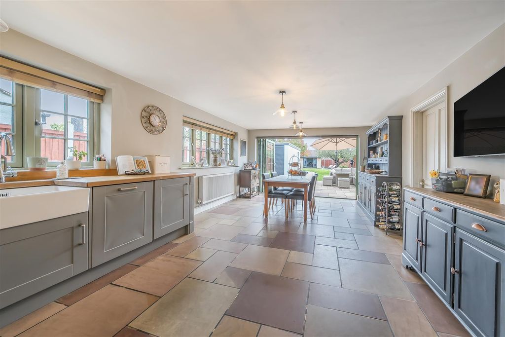 Property photo 2 of 16 Kitchen/Diner