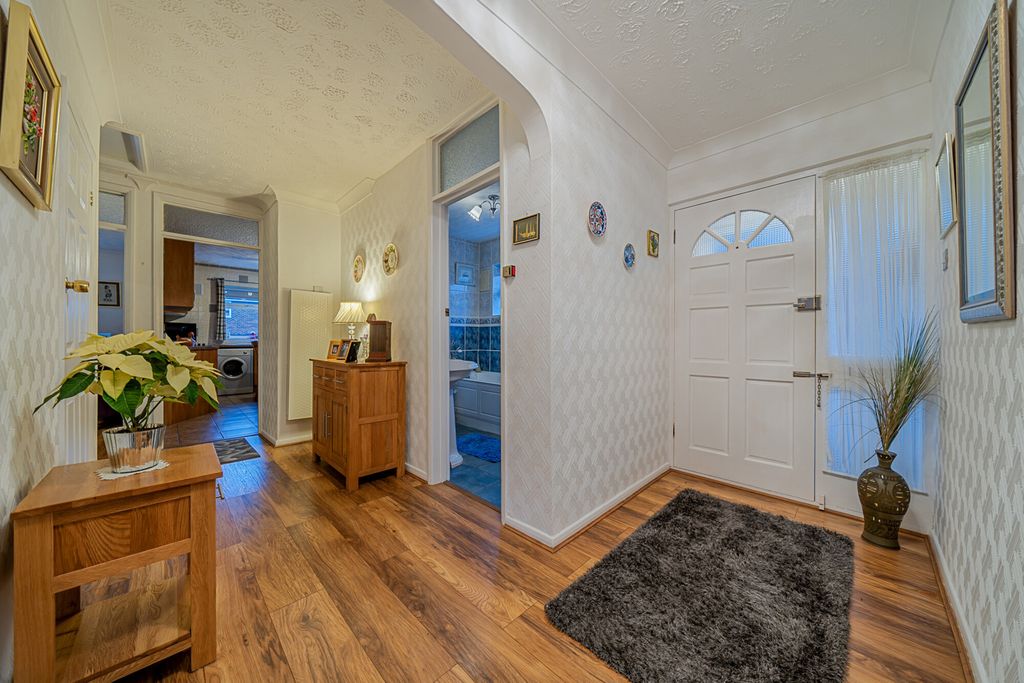 Property photo 2 of 21 Entrance Hall