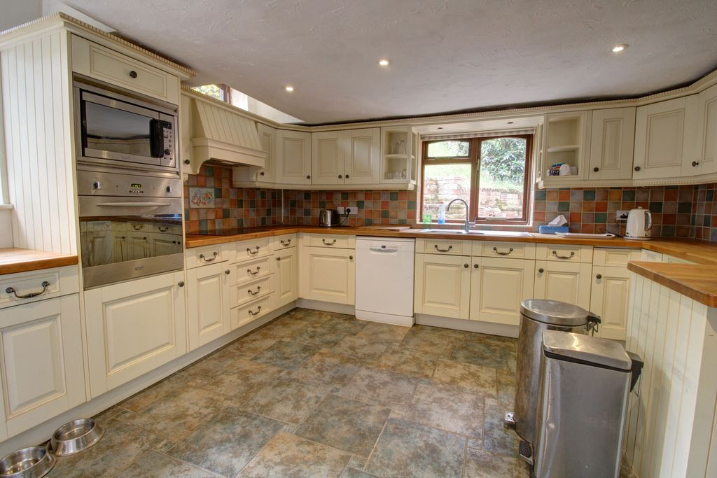 Property photo 3 of 28 Kitchen