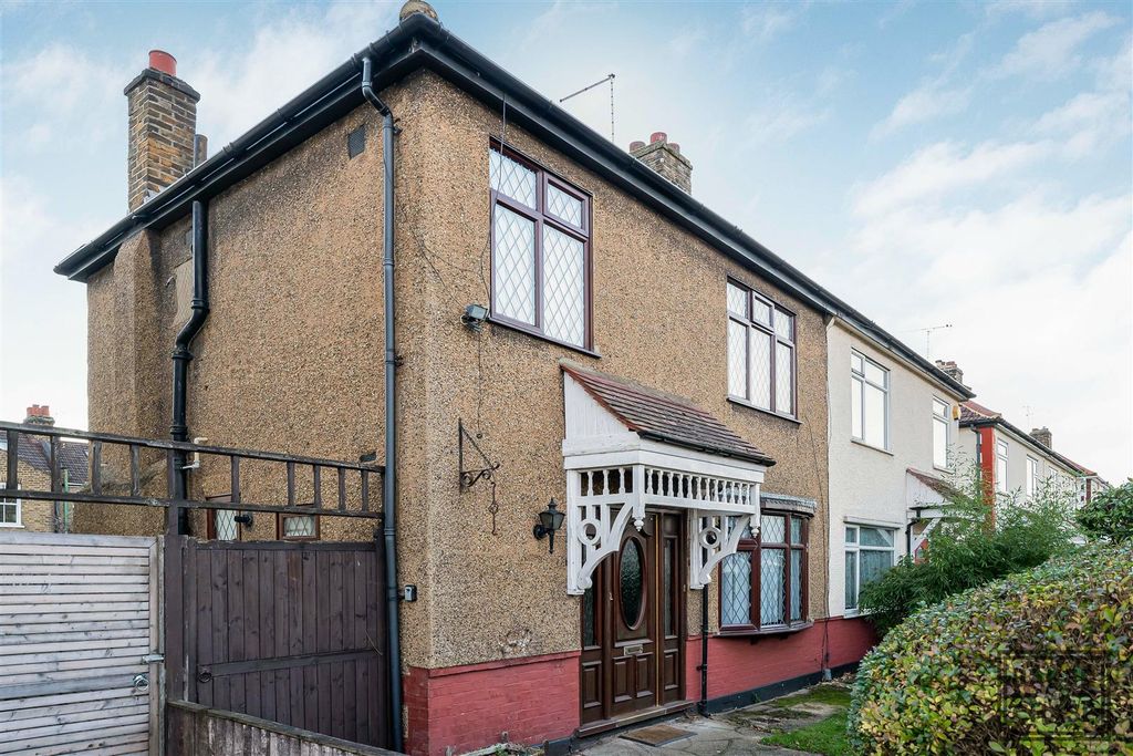 Property photo 3 of 24 Front Garden