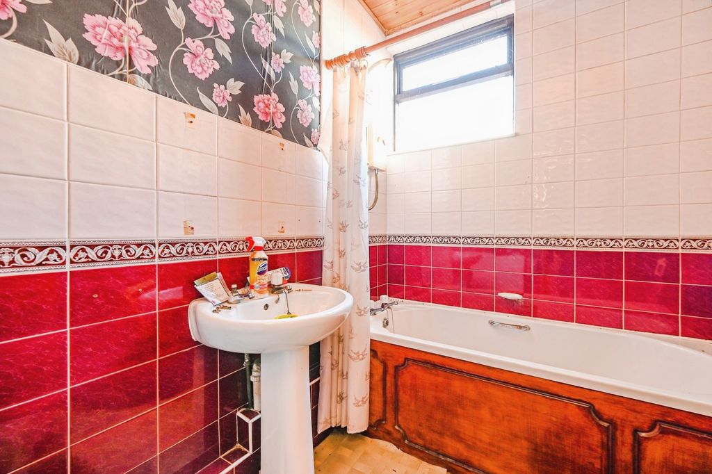 Property photo 3 of 8 Bathroom