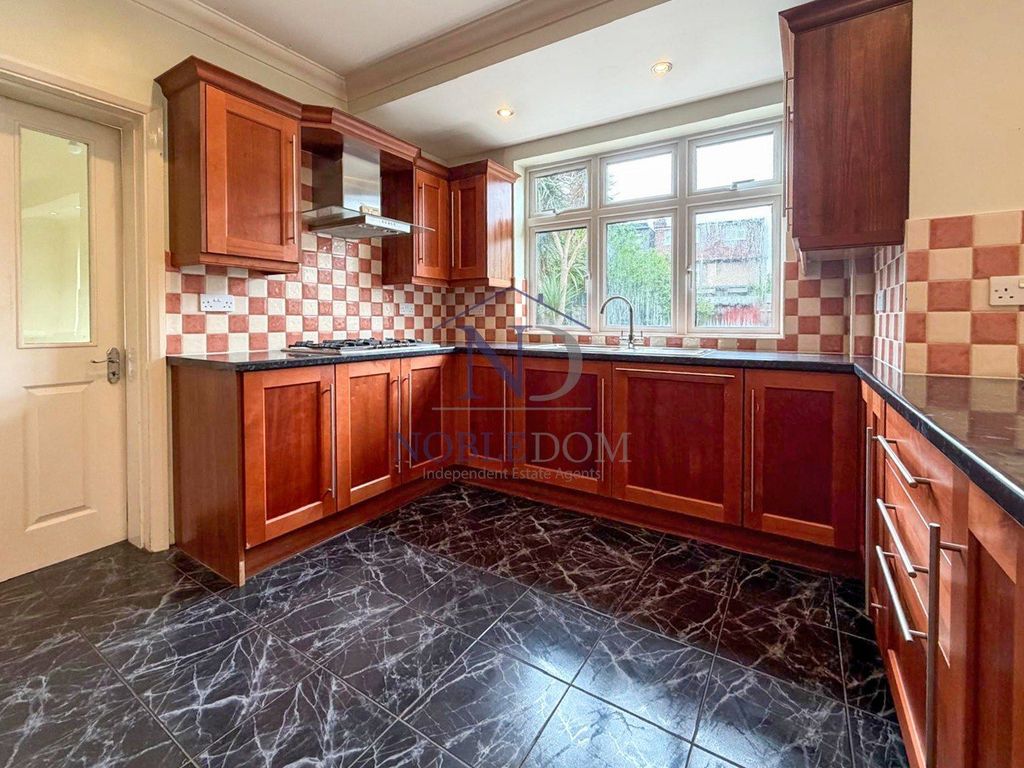 Property photo 3 of 18 Gallery