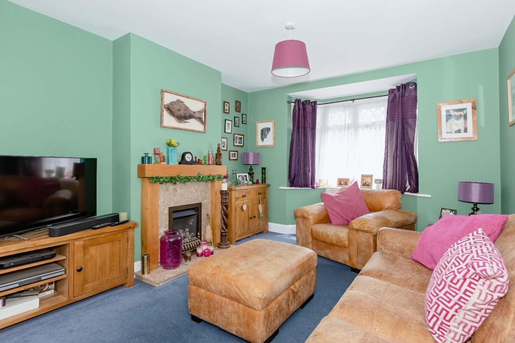 Property photo 3 of 23 Lancing Close_8.Jpg