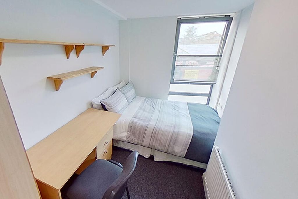 Property photo 2 of 7 Spacious Double Bedroom Featuring A Comfortable Be...