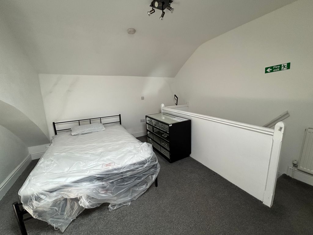 Property photo 2 of 10 Bed-With Side Unit