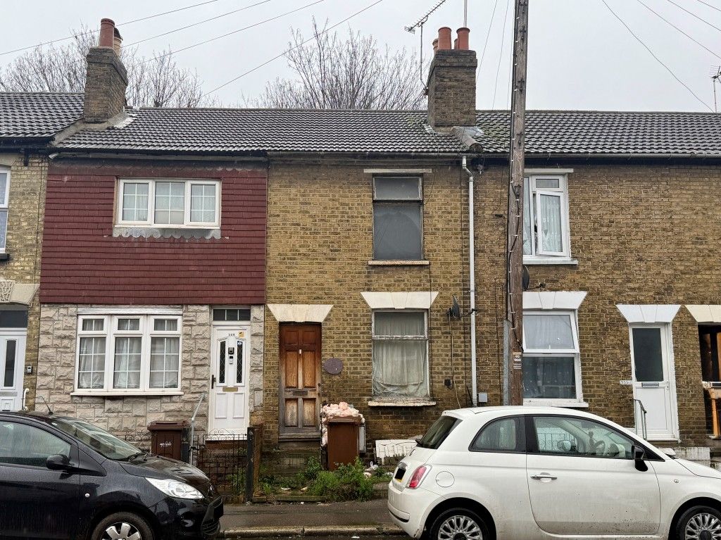 Property photo 1 of 8 Mid-Terrace House