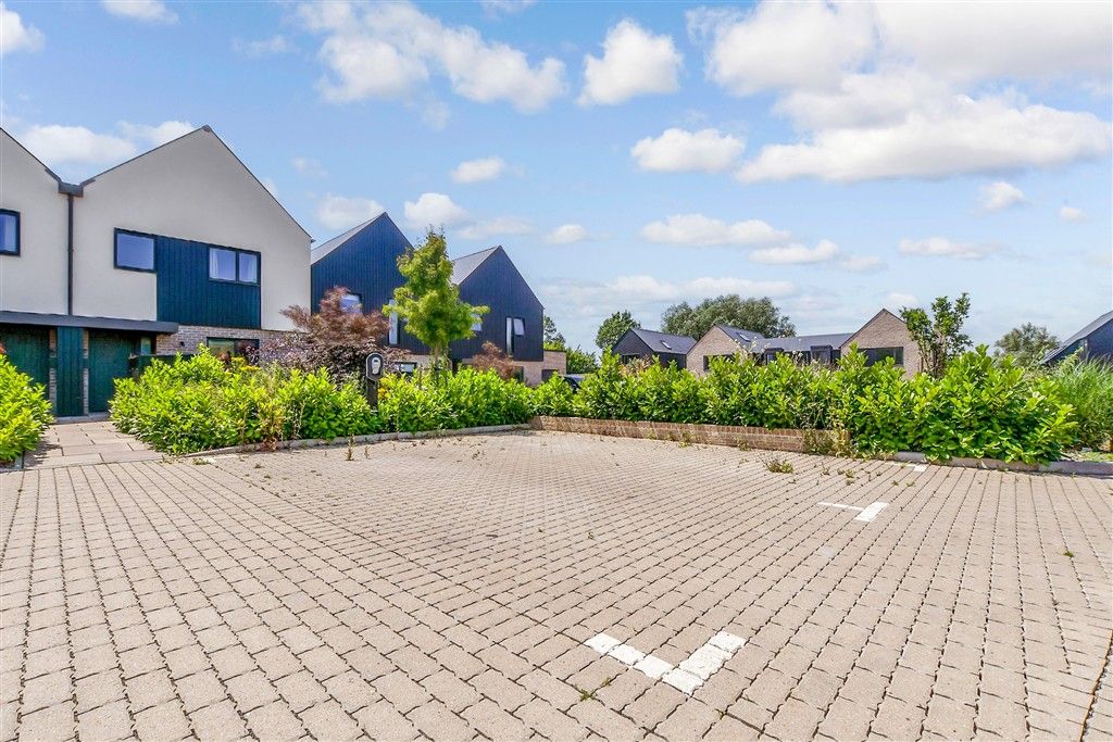 Property photo 3 of 17 Driveway/Parking