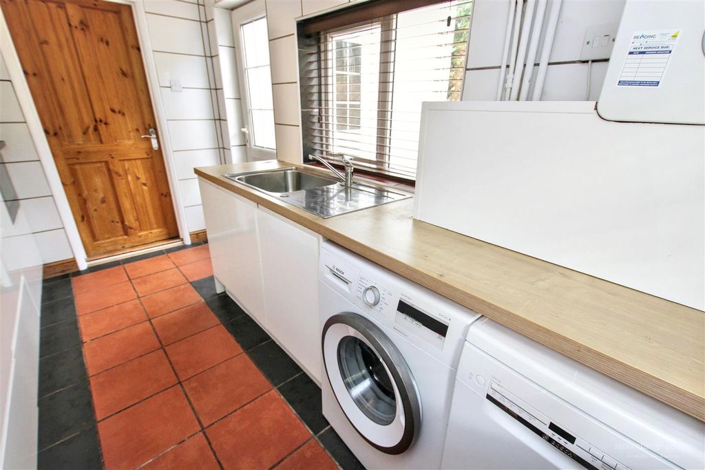 Property photo 3 of 18 Kitchen