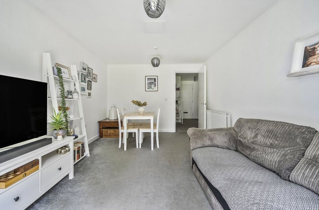 Property photo 2 of 8 1330166-14-688cd2...