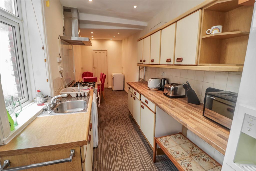 Property photo 3 of 12 Kitchen