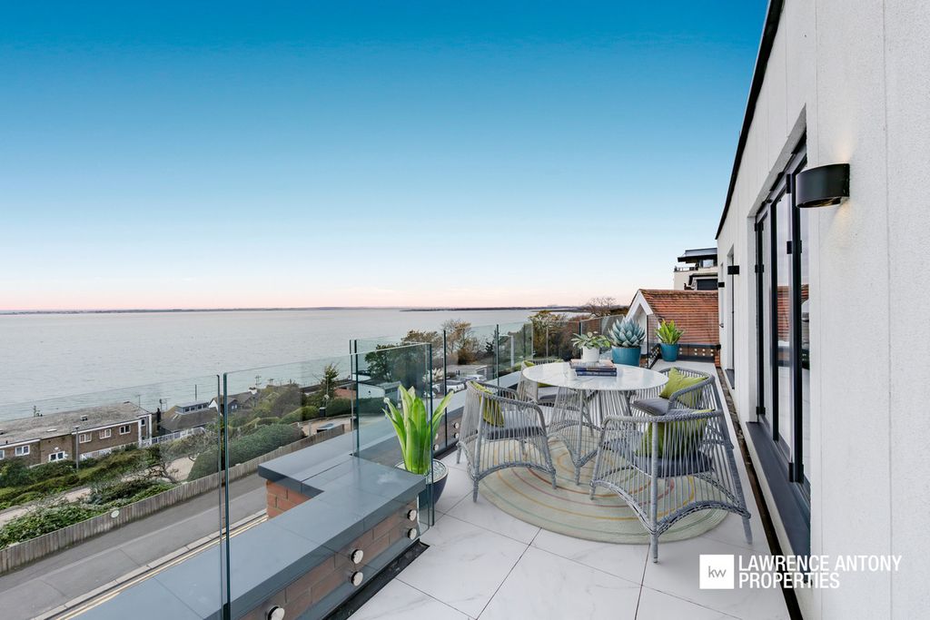 Additional image 16 of 2 bed flat for saleGrand Parade, Leigh-On-Sea SS9