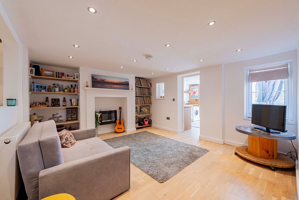 Property photo 2 of 30 Annex Living Room (1)