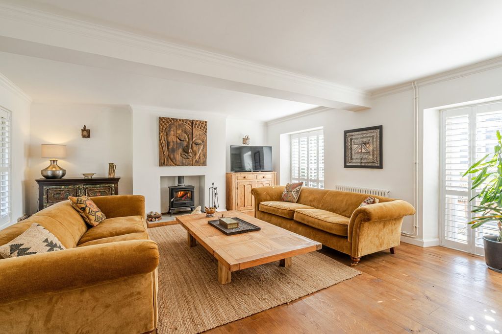 Property photo 2 of 26