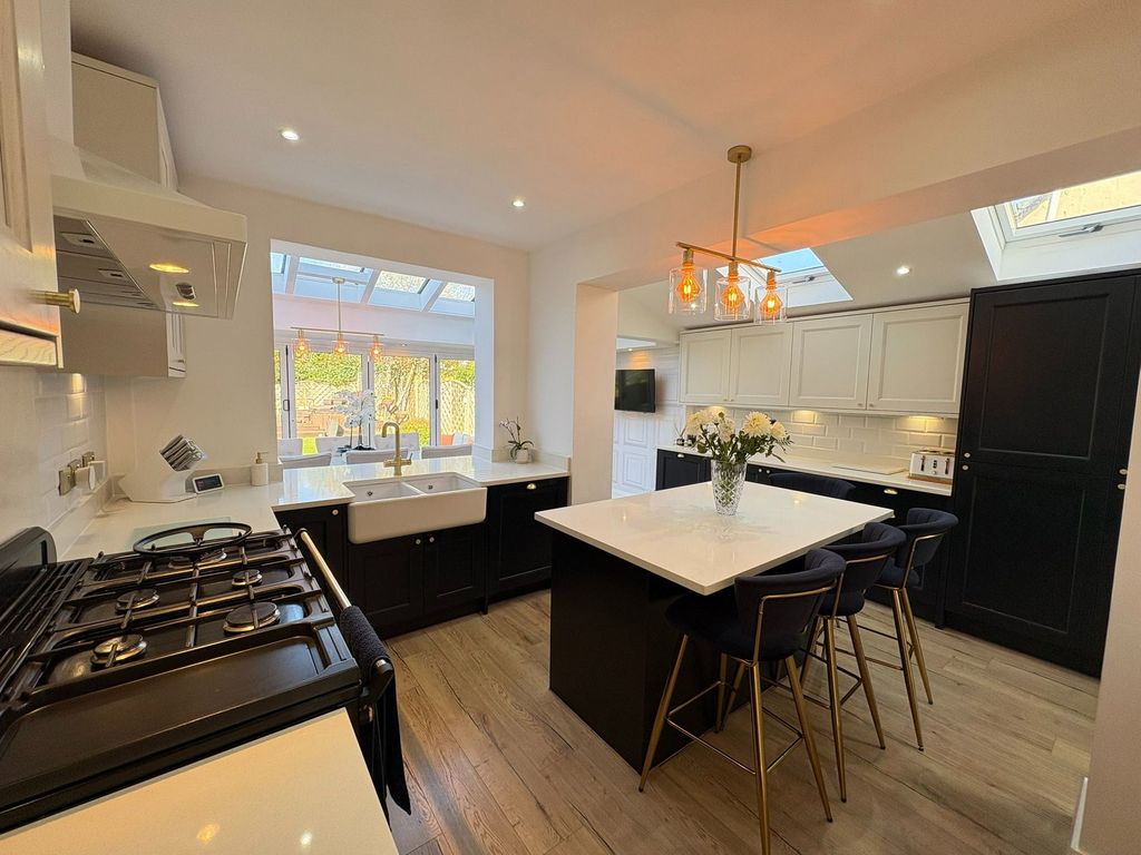 Property photo 2 of 27