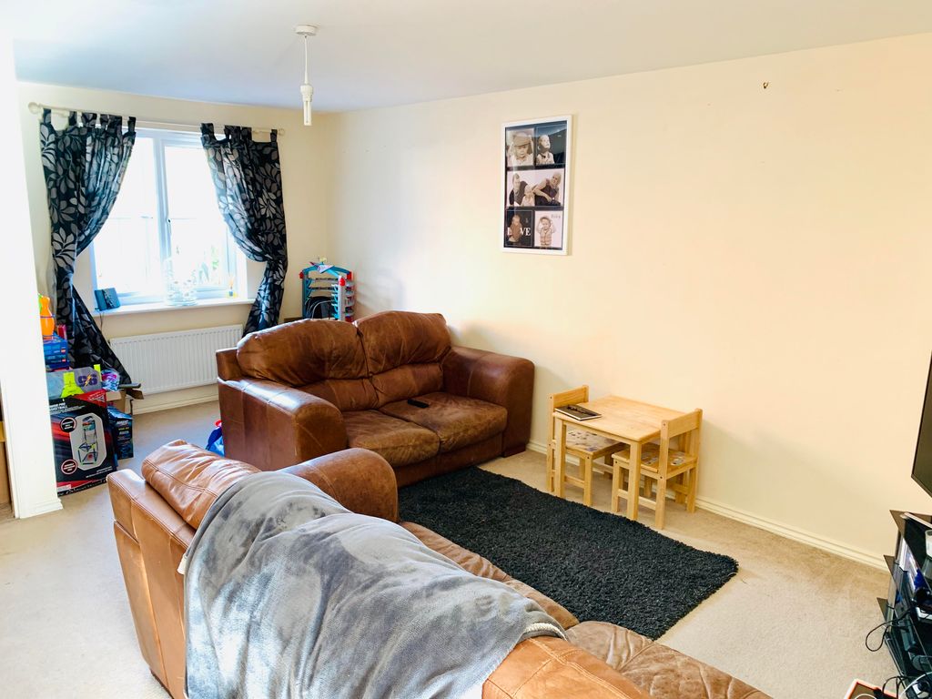 Property photo 3 of 6 Living Room