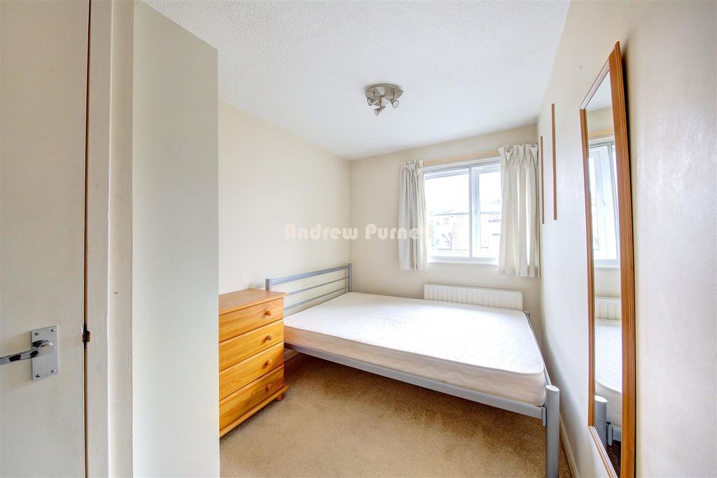 Property photo 3 of 6 Bed 2Mw.Jpg