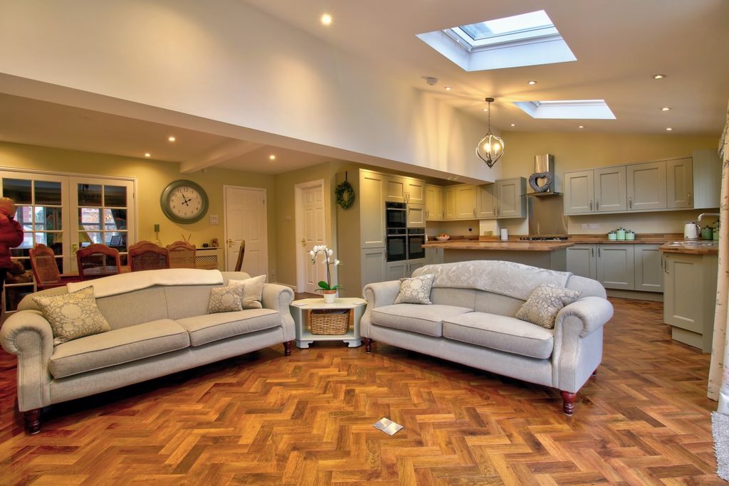 Property photo 2 of 11 Kitchen - Pencraig Close - Matt Clinton Ewemove Ke