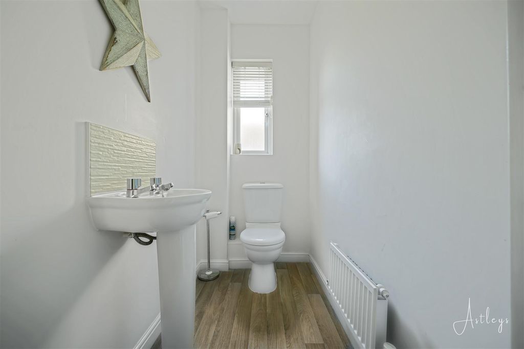 Property photo 3 of 20 Cloakroom