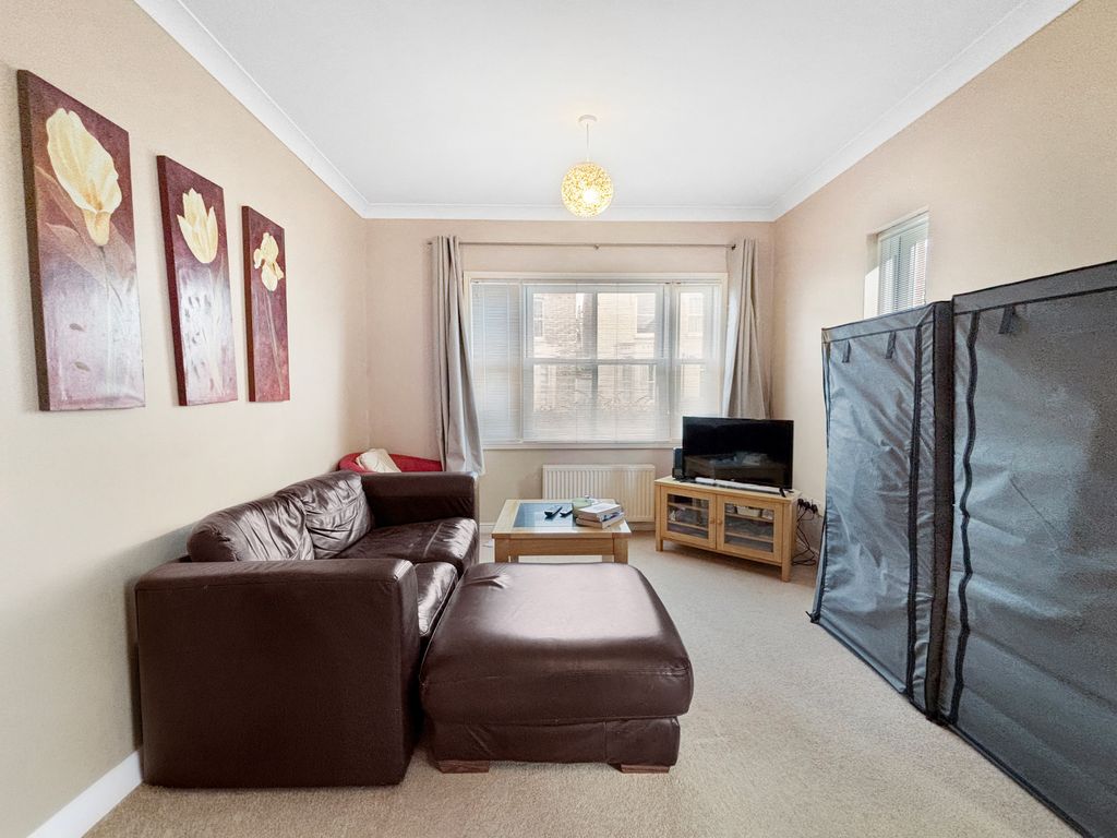 Property photo 3 of 11 Living Room